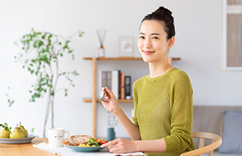 食事を楽しむ女性